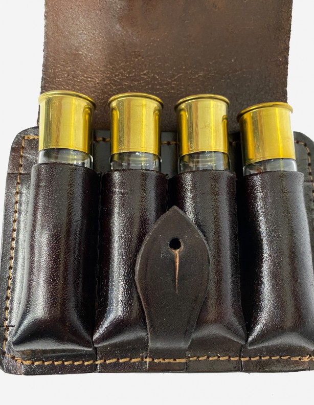 Glasfläschchen von 15ml in einem Lederetui