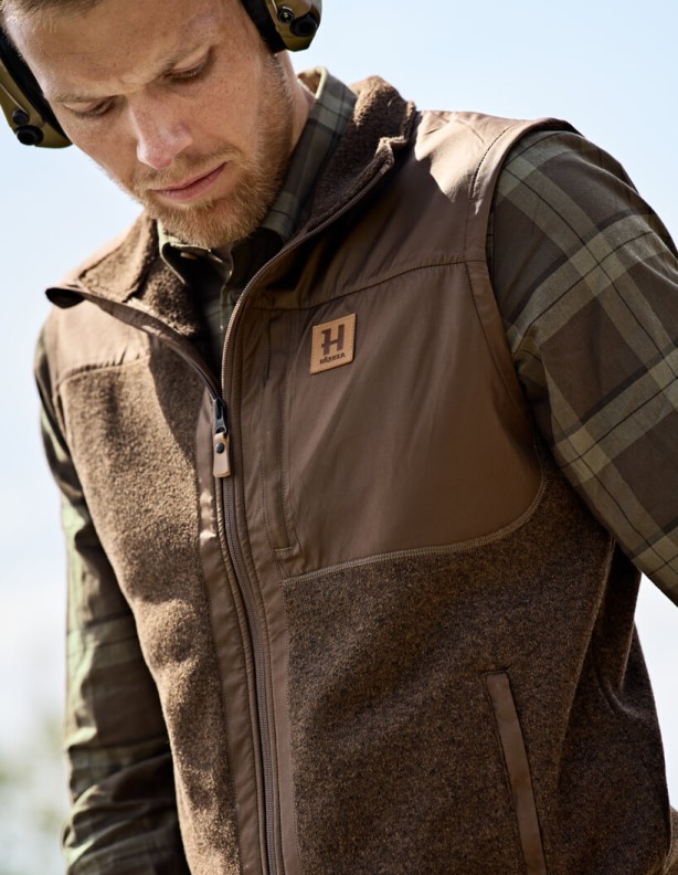 Harkila Kalix Fleece dark earth – teplá vesta