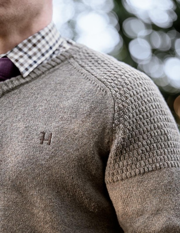 Pull à col en V Harkila Vincent Merino, couleur « Dark sand », 100 % laine
