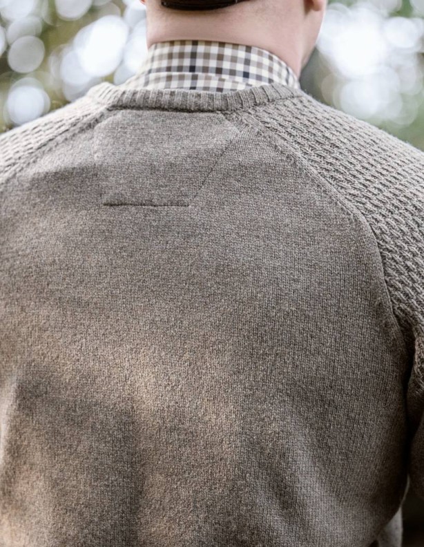 Pull à col en V Harkila Vincent Merino, couleur « Dark sand », 100 % laine