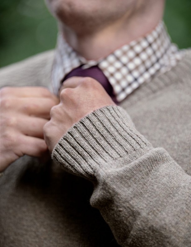 Pull à col en V Harkila Vincent Merino, couleur « Dark sand », 100 % laine