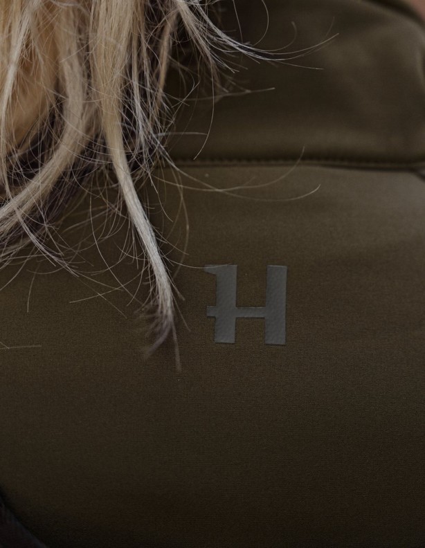 Logo Härkila umístěné na zadní straně bundy