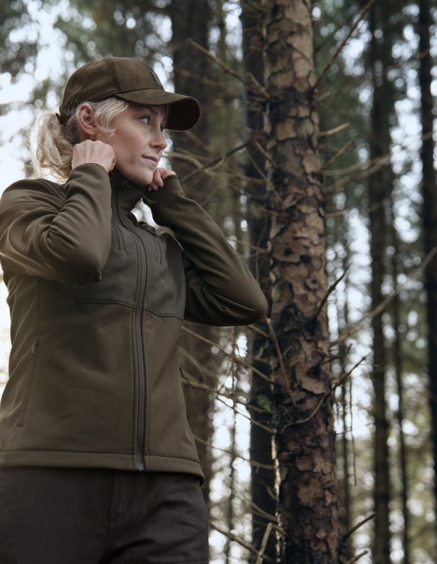 Dámský softshell Härkila jako lehká vrstva do terénu