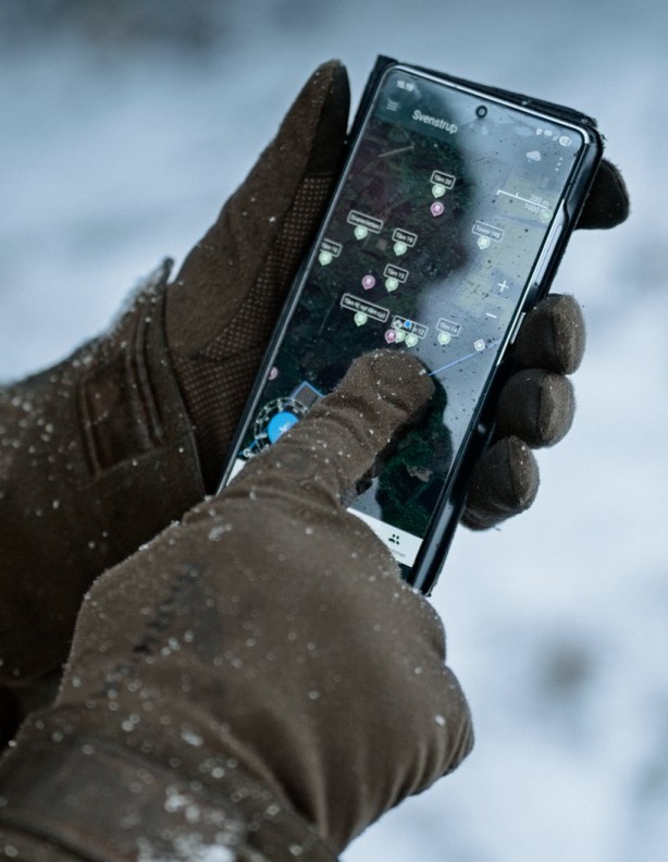 Härkila Garor HWS – Bedienung des Smartphone-Displays mit Handschuhen.