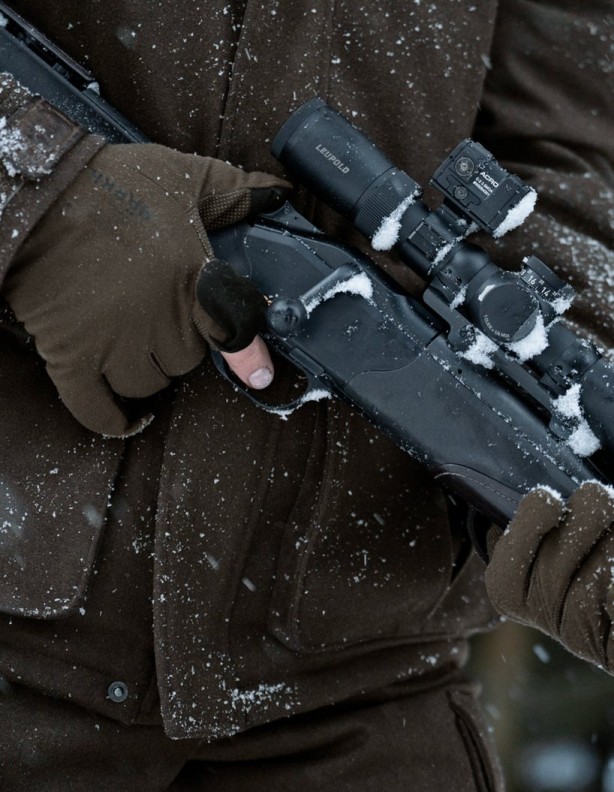 Härkila Garor HWS Hunting Green Handschuhe bei der Winterjagd.