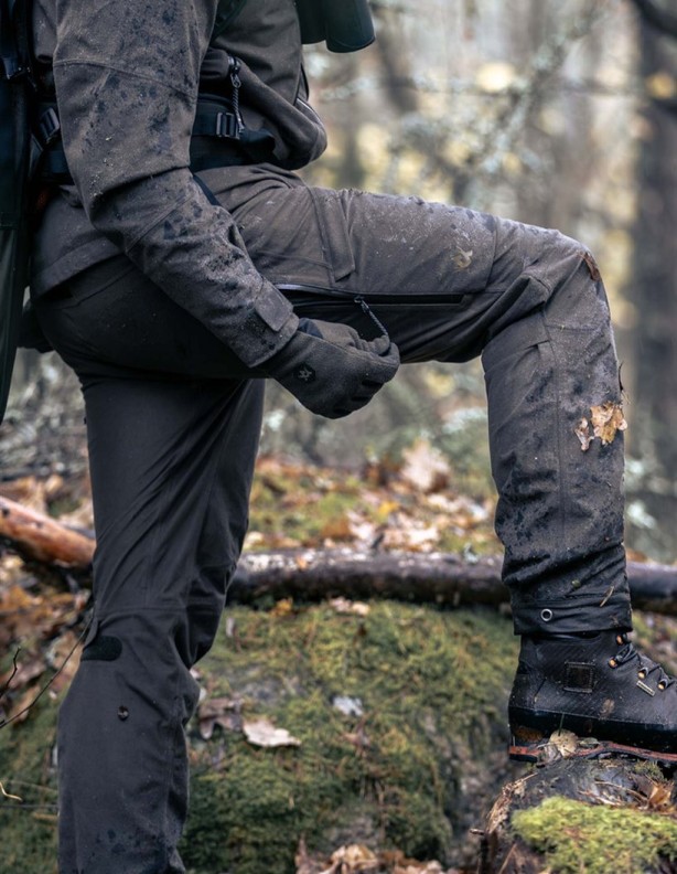 Kalhoty Alaska Superior Pro 2027 Solid Brown – otevřené odvětrávání na stehnech při pohybu v terénu.