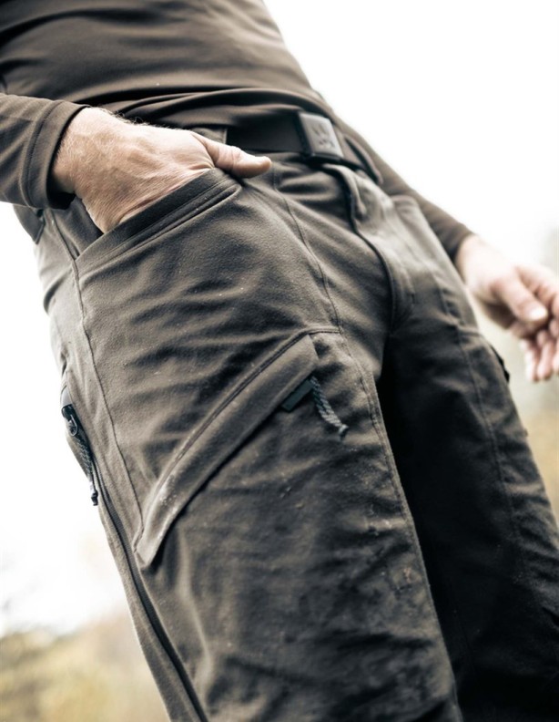 Alaska spodnie myśliwskie Superior Pro 2027 solid brown - kieszenie podczas użytkowania
