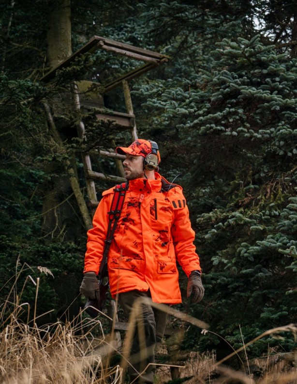 Härkila Wildboar Pro Blaze Camo – a jacket for hunting in wooded terrain.