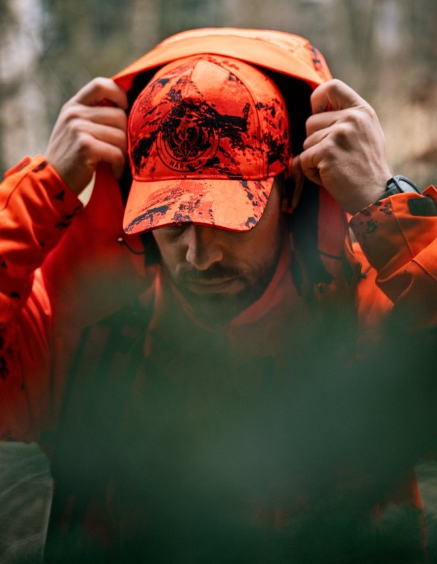 Kurtka Harkila Wildboar Pro Blaze Camo - dopasowywanie kaptura na głowie.