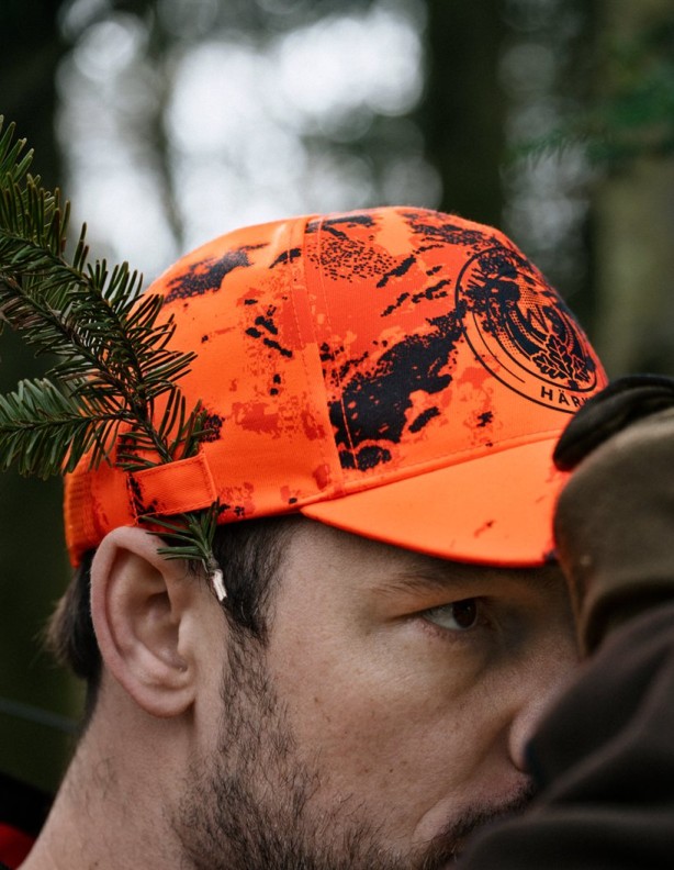 Harkila Wildboar Pro Blaze Camo – čepice s větvičkou na bočním uchu