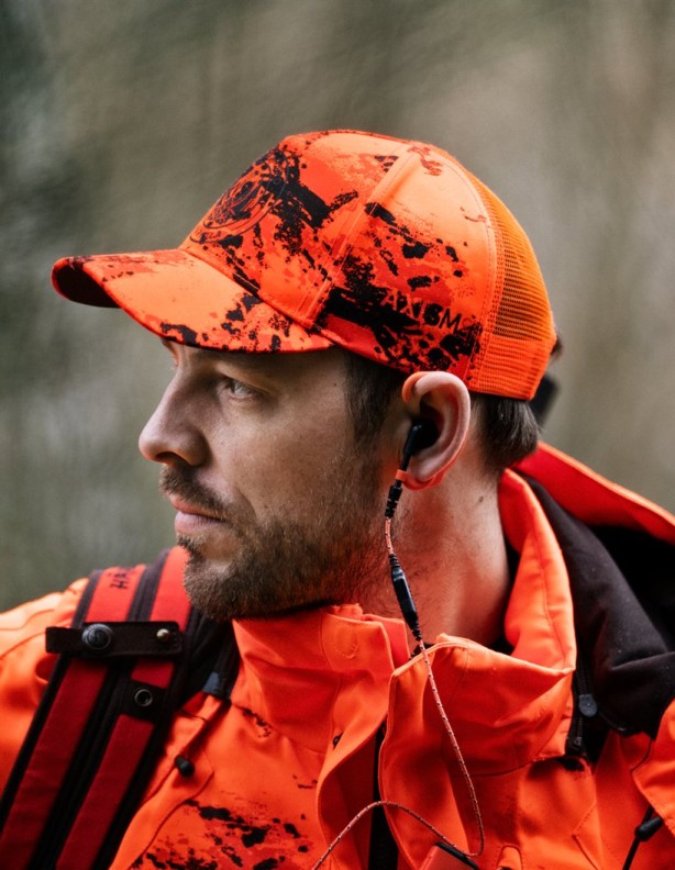 Harkila Wildboar Pro Blaze Camo – boční pohled na čepici na hlavě.