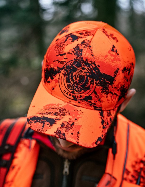 Harkila Wildboar Pro Blaze Camo – detail loga a kšiltu.