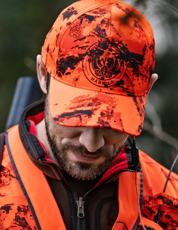 Harkila Wildboar Pro Blaze Camo – čepice při pobytu v lese.
