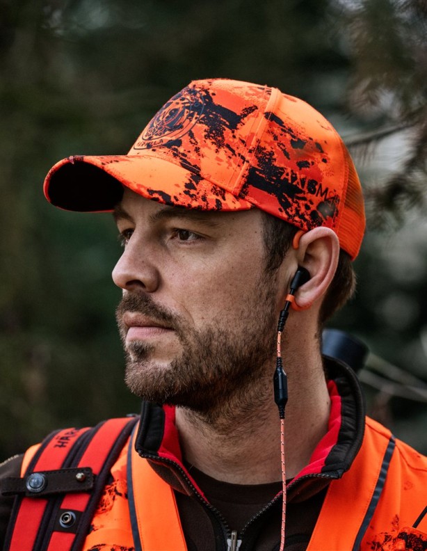 Lovec v oranžové čepici Harkila Wildboar Pro Blaze Camo.