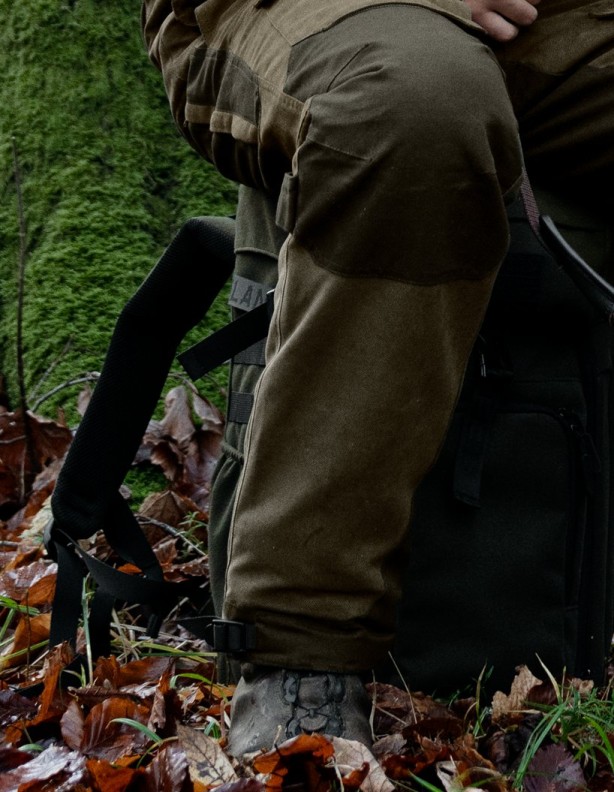 Le siège du sac à dos Seeland Enduro Chair en pleine utilisation en forêt.