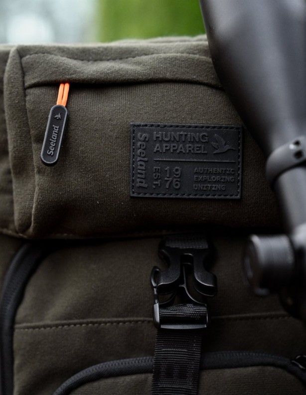 Poche supérieure du sac à dos Seeland Enduro Chair, dotée d'une fermeture éclair et du logo de la marque.