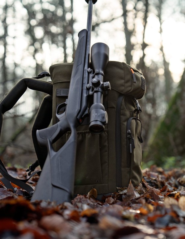 Le sac à dos Seeland Enduro Chair avec une arme dans un environnement forestier.