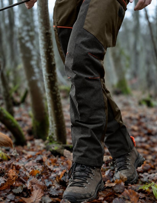 Kalhoty Seeland Venture Edge Pine Green při procházce lesem