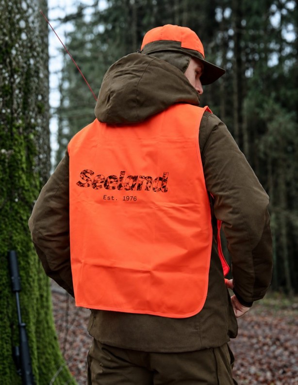 Kamizelka Seeland Safety Vest założona na kurtkę widok z tyłu w terenie