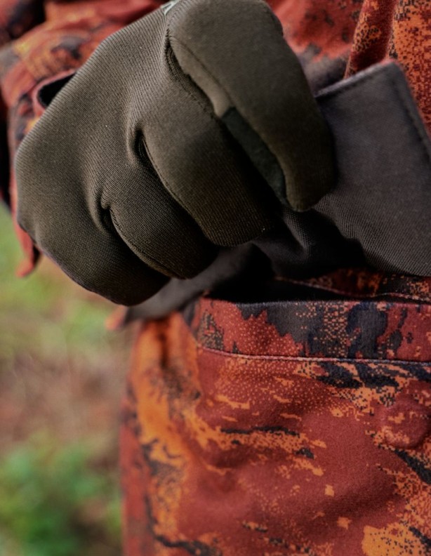Охотничья куртка Harkila Forest Hunter с клапаном на нижнем кармане.