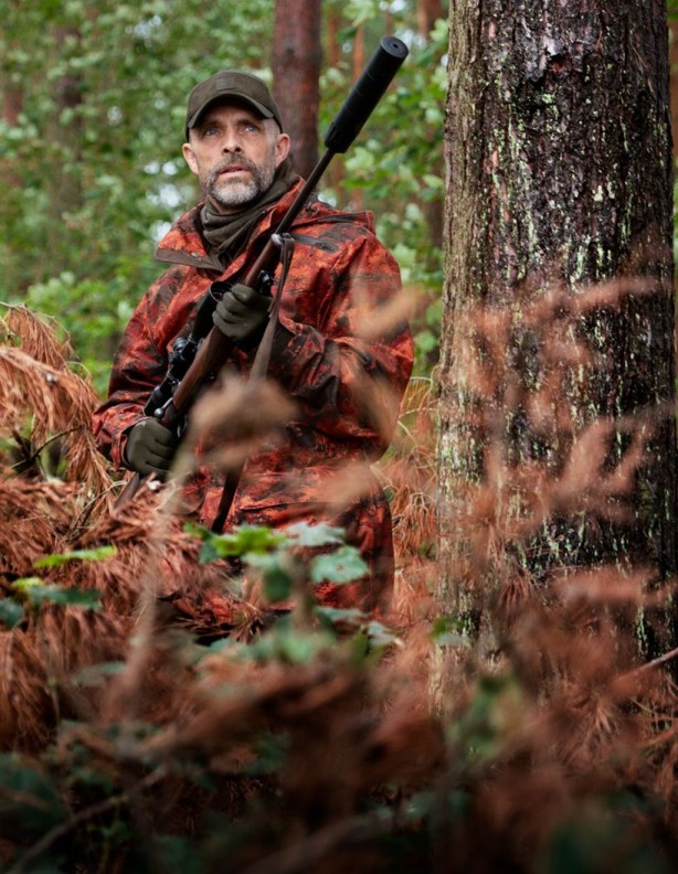 Harkila Forest Hunter Autumn Orange — вид на переднюю часть куртки охотника.