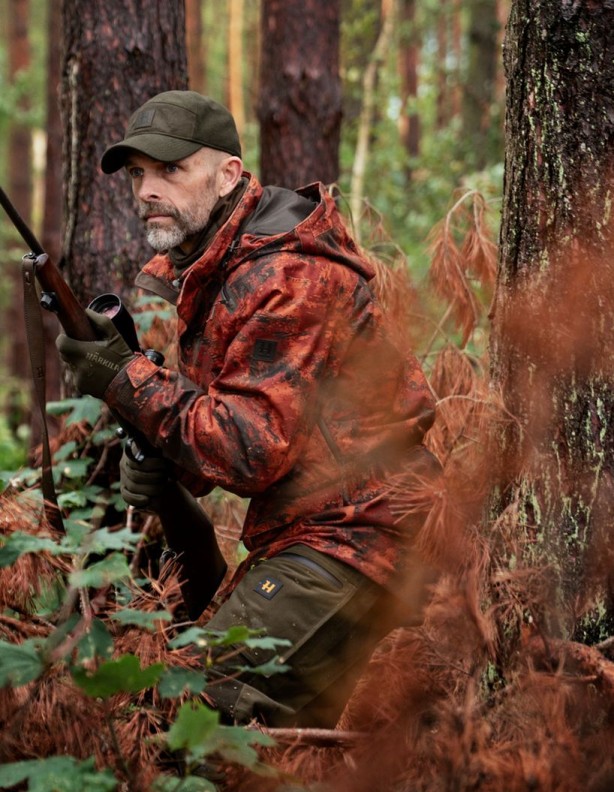 Harkila Forest Hunter Autumn Orange: вид сбоку в лесу.