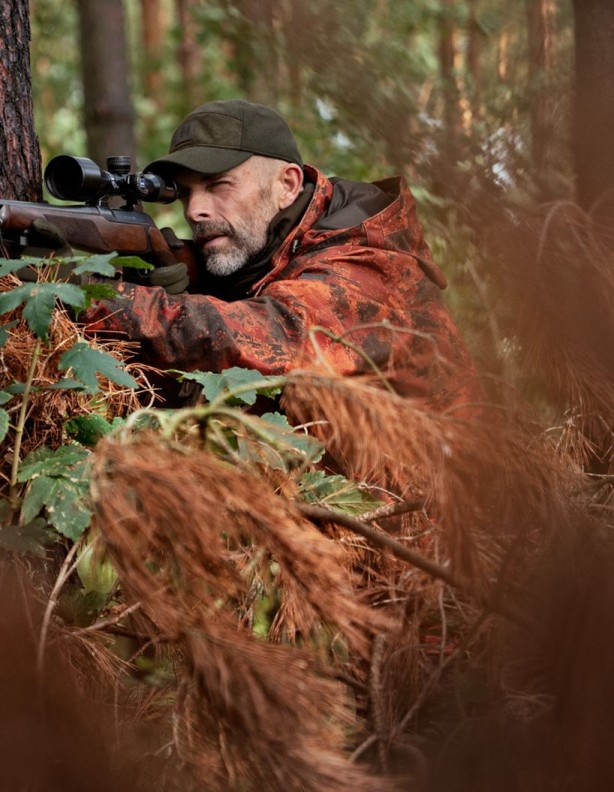 Куртка Harkila Forest Hunter Autumn Orange во время прицеливания.