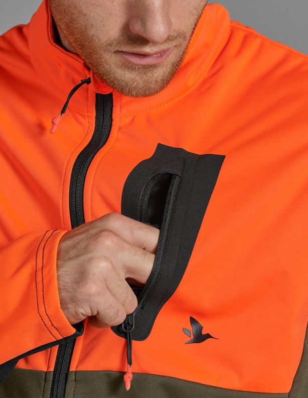 Softshell Seeland Force Advanced Hi-vis Orange – a mellkasi zseb részlete a modellen.