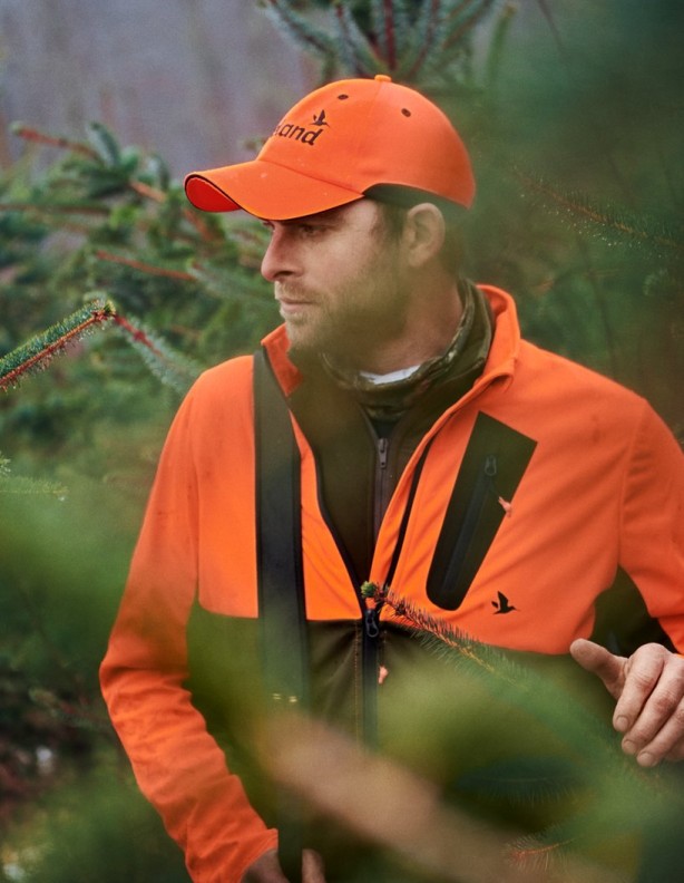 Softshell Seeland Force Advanced Hi-vis Orange – a kabát az erdőben.