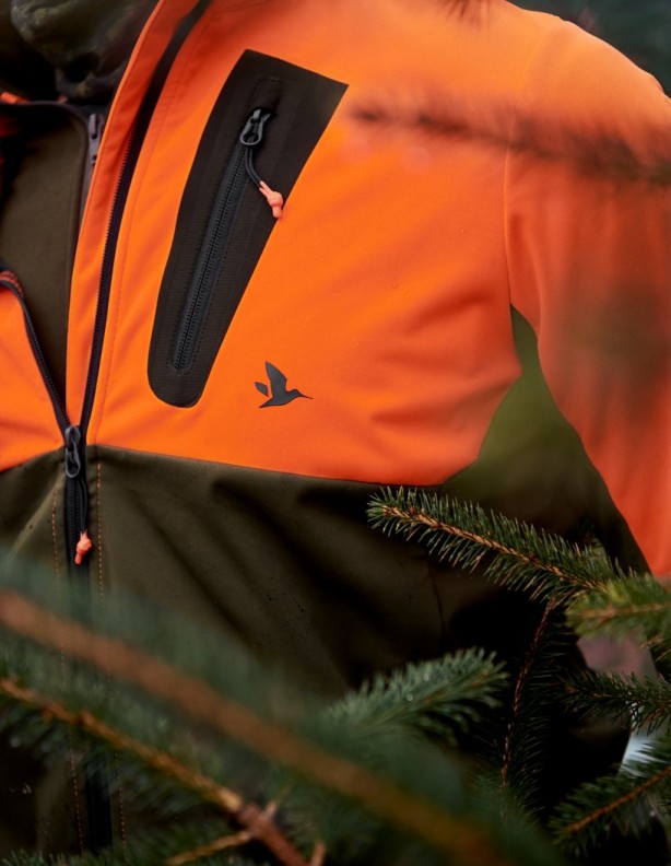 Softshell Seeland Force Advanced Hi-vis Orange – a kabát elülső részének részlete a szabadban.