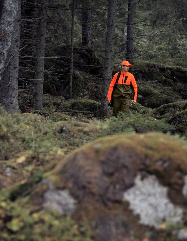 Softshell Seeland Force Advanced Hi-vis Orange – az erdőben jól látható kabát.
