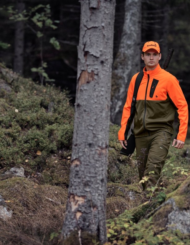 Softshell Seeland Force Advanced Hi-vis Orange – a modell teljes alakja az erdőben.