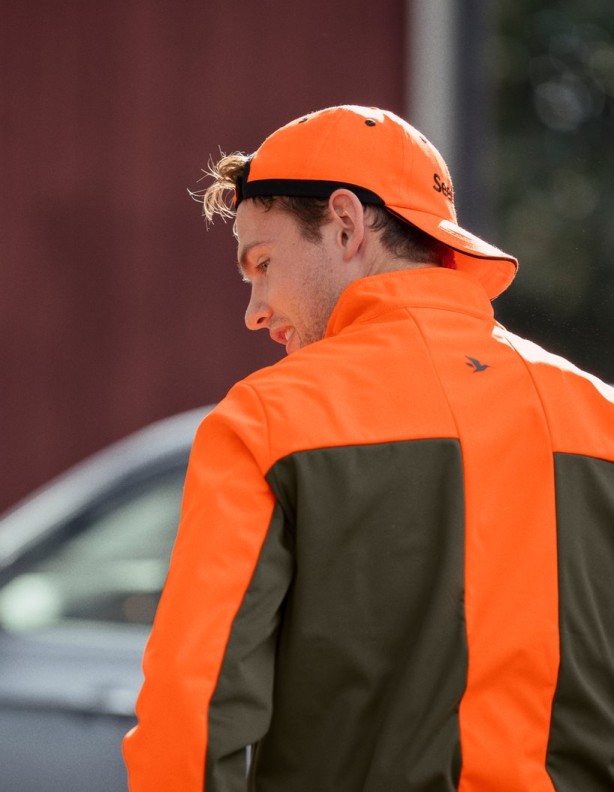 Softshell Seeland Force Advanced Hi-vis Orange – a kabát modellje hátulról nézve.